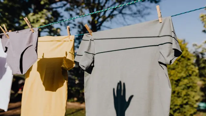 Cara Mencegah Bau Apek pada Baju Ilustrasi Jemuran Credit: pexels.com/Karolina