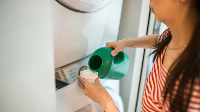 Cuci Pakaian dengan Banyak Air dan Detergen Cuci Pakaian dengan Banyak Air dan Detergen (Photo by RDNE Stock project by Pexels)