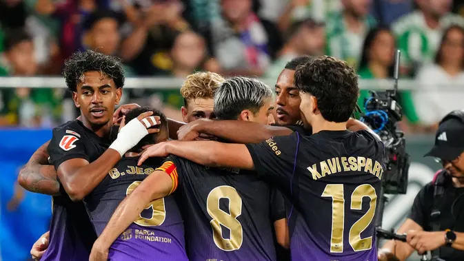 Pemain Barcelona Para pemain Barcelona merayakan gol dalam pertandingan Liga Spanyol melawan Real Betis di Sevilla, Spanyol, Sabtu (17/10/2026). (AP Photo/Jose Breton)