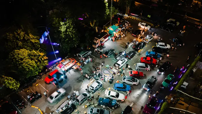 Pemandangan Udara Himpunan Kereta Mobil Honda Culture Indonesia Night Meet Up deretan pelbagai model Mobil Honda dan tapak aktiviti yang memeriahkan acara HCI Night Meet Up di Senayan Park.