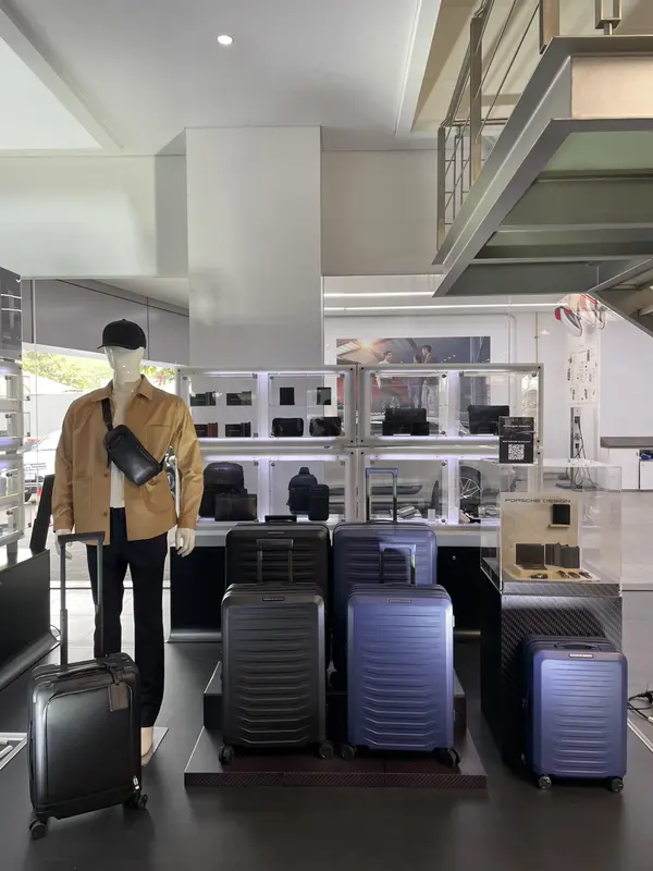 Exclusive Preview of BRICS x Porsche Design Travel Collection Koleksi koper traveling dan perlengkapan perjalanan hasil kolaborasi BRIC’S x Porsche Design di Porsche Centre, Jakarta. (23/10/2026). (Liputan6.com/ Dia Fatimah)