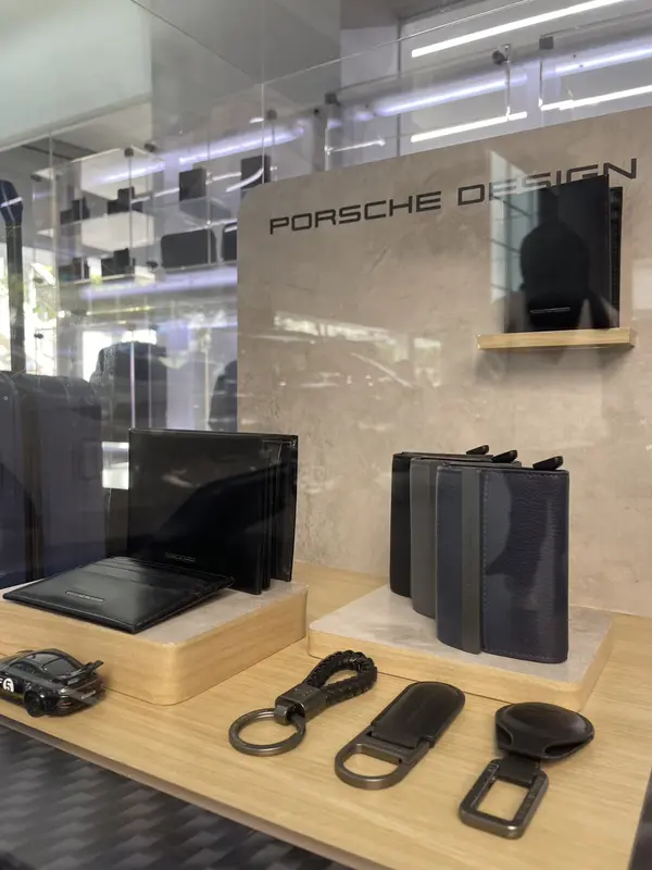 Exclusive Preview of BRICS x Porsche Design Travel Collection Koleksi dompet dan aksesori Porsche Design sebagai pelengkap perlengkapan koper traveling di Porsche Centre, Jakarta. (23/10/2026). (Liputan6.com/ Dia Fatimah)