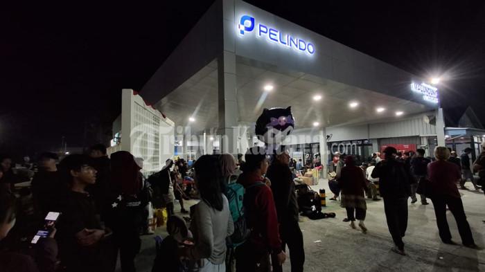 BERBENAH - Penampakan wajah baru di bagian depan Pelabuhan Malundung, Kota Tarakan, saat persiapan keberangkatan penumpang Pelni di malam hari. Pembenahan ini dilakukan Pelindo Regional 4 Cabang Tarakan memperkuat kenyamanan dan keselamatan di terminal penumpang Pelabuhan Malundung, Minggu (18/10/2026).