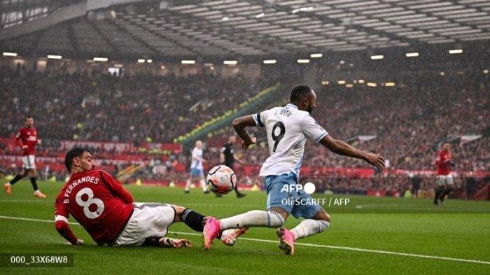 CRYSTAL PALACE MENANG - Gelandang Manchester United, Bruno Fernandes berebut bola dengan striker Crystal Palace, Jordan Ayew selama pertandingan Liga Inggris antara Manchester United dan Crystal Palace di Old Trafford di Manchester pada 30 September 2023 (Foto Arsip September 2023) (AFP/OLI SCARFF).