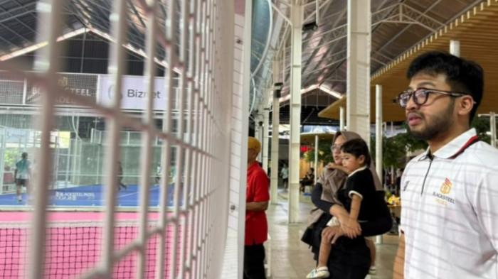 Black Steel Padel Solo mulai beroperasi sejak Februari 2026, tidak hanya menghadirkan lapangan untuk bermain padel, tetapi juga menyediakan beragam fasilitas pendukung, mulai dari lounge, kafe, sauna, hingga cold plunge.
