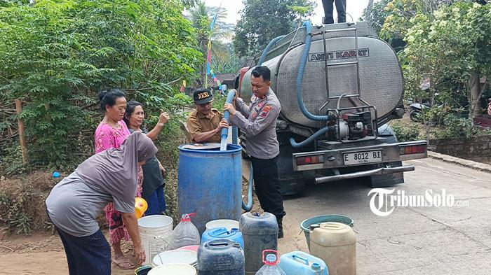 KRISIS AIR - Warga RT 02 RW 06, Desa Sidomulyo, Kecamatan Ampel, Kabupaten Boyolali, Jawa Tengah, saat mendapatkan bantuan air bersih. KEKERINGAN - Ilustrasi kekeringan di Boyolali. BPBD Boyolali menyebut hujan diperkirakan turun lebih banyak pada akhir November hingga awal Desember 2026.