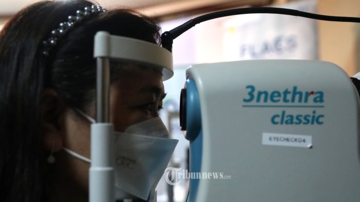 Seorang guru diperiksa kesehatan matanya saat acara kegiatan Bakti Guru Purnabakti SMAN 4 Jakarta (29/11/2022). Memperingati Hari Guru Nasional 2022, JEC Eye Hospitals & Clinics bersama Himpunan Alumni SMAN 4 (HIMALS4) menggelar pemeriksaan/skrining mata gratis kepada 100 guru aktif dan purnabakti, serta staf SMAN 4 Jakarta sebagai bentuk ekspresi penghargaan kepada para guru dalam Peringatan Hari Guru Nasional 2022. TRIBUNNEWS/IRWAN RISMAWAN