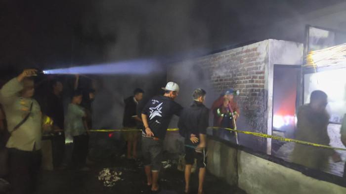 TEWAS - Foto suasana proses evakuasi terhadap jenazah korban pada Senin (26/10/2026). Seorang lansia tewas usai tidak sempat keluar pasca kebakaran dua rumah.