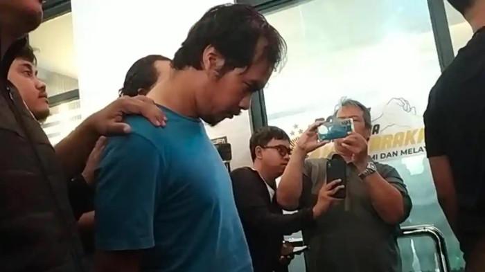 GAJI DOLAR - Pelaku pembunuhan Madiun, Dwi Bagus Martono saat digelandang Anggota Tim Jatanras Polda Jatim di halaman Gedung Ditreskrimum Mapolda Jatim, pada Senin (26/10/2026). Terungkap jika pelaku memiliki kehalian di bidang pengelasan Bawah Air dengan gaji mata uang dolar