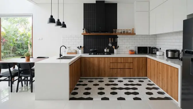 Kombinasi 2 warna keramik polos yang bikin tampilan rumah jadi mewah model hitam dan putih di ruang dapur (AI generated)