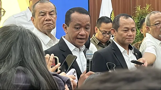 Menteri Energi dan Sumber Daya Mineral (ESDM) Bahlil Lahadalia dalam konferensi pers di Kementerian ESDM, Senin (26/10/2026). (Liputan6.com/Tian)