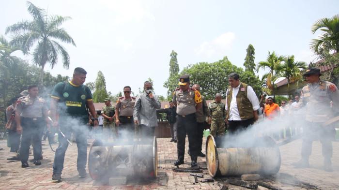 UJI BAHAN PEMADAM - Kapolda Kalimantan Timur (Kaltim) Irjen Pol Endar Priantoro menguji inovasi Surface Active Agent (SAA), bahan pendukung pemadaman kebakaran hutan dan lahan (karhutla) hasil inovasi Universitas Mulawarman (Unmul). (TRIBUNKALTIM.CO/DWI ARDIANTO)