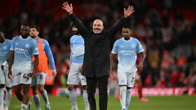 Enzo Maresca Manajer Manchester City asal Italia, Enzo Maresca (tengah), merayakan kemenangan di lapangan usai pertandingan Liga Inggris antara Liverpool dan Manchester City di Anfield, Liverpool, Inggris barat laut, pada 11 Oktober 2026. Manchester City memenangkan pertandingan tersebut dengan skor 3-0. (Paul ELLIS/AFP)
