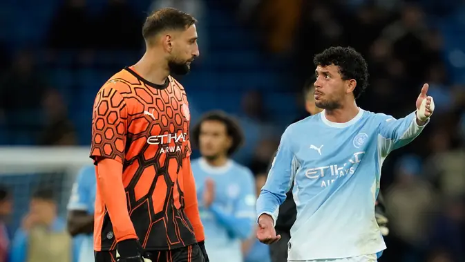 Pemain Manchester City Matheus Nunes (kanan) berbicara dengan kiper Gianluigi Donnarumma Pemain Manchester City Matheus Nunes (kanan) berbicara dengan kiper Gianluigi Donnarumma seusai laga Liga Champions antara Man City vs PSG di Manchester, Inggris, Rabu, 14 Oktober 2026. (AP Photo/Dave Thompson)
