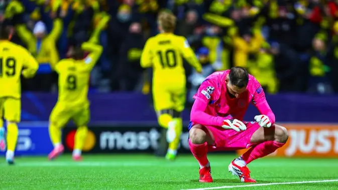 Bodo/Glimt vs Man City, Liga Champions Kiper Manchester City, Gianluigi Donnarumma, tertunduk setelah gawangnya kebobolan tiga kali di markas Bodo/Glimt dalam laga matchday ketujuh Liga Champions 2025/2026 di Aspmyra Stadion, Bodo, Norwegia, Rabu (21/1/2026) dini hari WIB. (Fredrik Varfjell/NTB via AP)