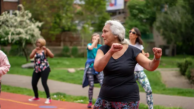 Rutin Melakukan Aktivitas Fisik Aktivitas Fisik Ringan Dapat Dilakukan untuk Mengurangi Stres di Usia Paruh Baya. (Photo by Centre for Ageing Better on Unsplash)