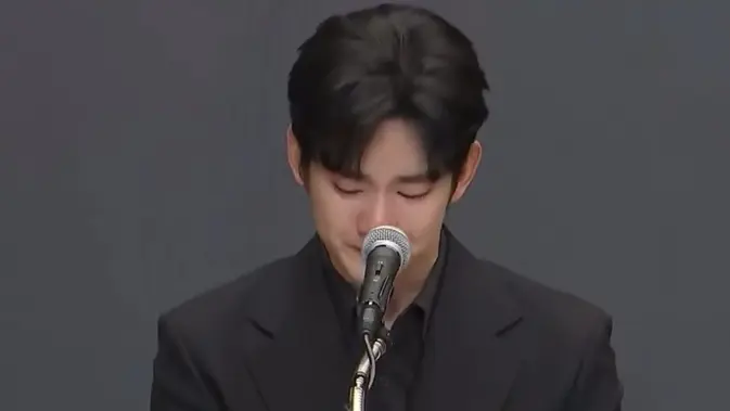 Kim Soo Hyun Dihujani Kritik Usai Gelar Konpers tentang Kim Sae Ron Sambil Nangis, dari Tudingan Tak Tulus hingga Narsis Agensi Kim Soo Hyun, Gold Medalist, persoalkan pesan KakaoTalk dan Rekaman AI (dok. X@IrisBarryAllen)