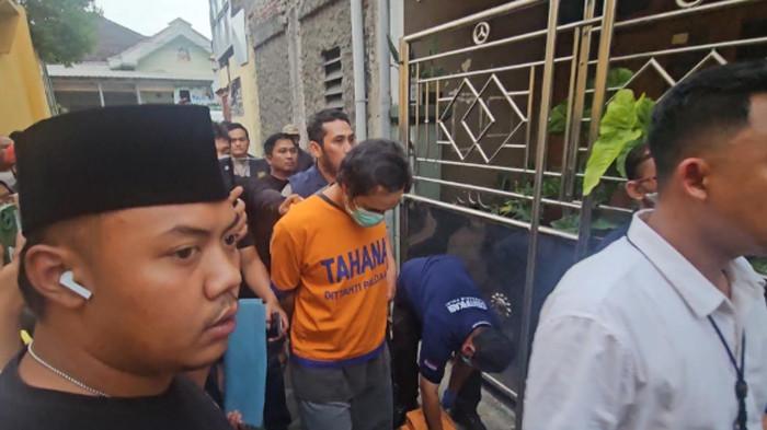 REKONSTRUKSI - Tersangka pembunuhan keji, Dwi Bagus Martono, dikeler Subdit Jatanras Ditreskrimum Polda Jatim ke Gang Tentrem, Jalan Doho, Kelurahan Winongo, Kecamatan Manguharjo, Kota Madiun,  Jawa Timur, Selasa (27/10/2026). Gang Tentrem merupakan lokasi pembunuhan anak tiri Bagus, AGF (4).
