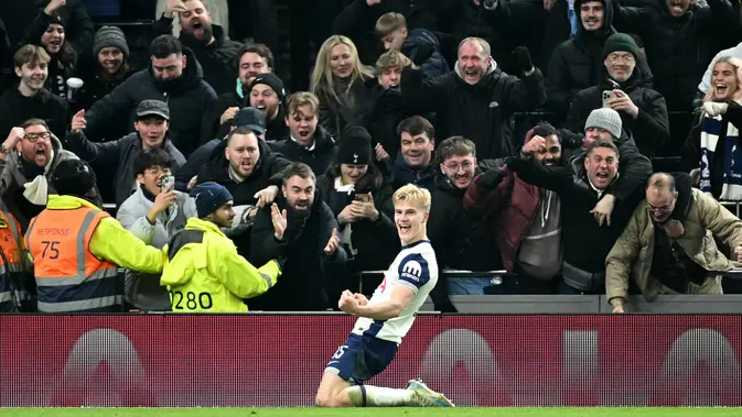 Gelandang Tottenham Hotspur asal Swedia Lucas Bergvall merayakan gol pembuka timnya saat  leg pertama semifinal Carabao Cup melawan Liverpool. (JUSTIN TALLIS / AFP)