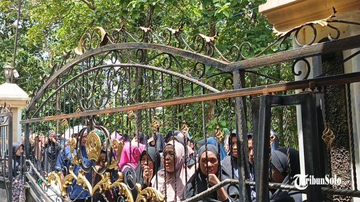 MELAYAT - Suasana duka menyelimuti rumah korban perampokan disertai pembunuhan di Dukuh/Desa Pengkol, Kecamatan Karanggede, Boyolali, Jumat (30/1/2026) lalu. Agus Ratmono (41), terdakwa pembunuhan bocah 6 tahun di Boyolali, dituntut pidana mati oleh JPU dalam sidang di PN Boyolali, Rabu (21/10/2026).