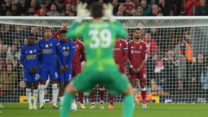 Penjaga gawang Chelsea, Mike Penders, menyaksikan tendangan bebas pada pertandingan putaran keempat Piala Liga Inggris antara Liverpool dan Chelsea di Liverpool, Inggris, Kamis (29-10-2026) dini hari WIB. (AP Photo/Jon Super)