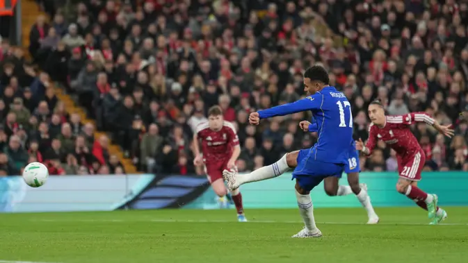 Pemain Chelsea, Morgan Rogers, mencetak gol pertama melalui tendangan penalti dalam pertandingan putaran keempat Piala Liga Inggris (English Football League Cup) antara Liverpool dan Chelsea di Liverpool, Inggris, Kamis (29-10-2026) dini hari WIB. (Foto AP/Jon Super)