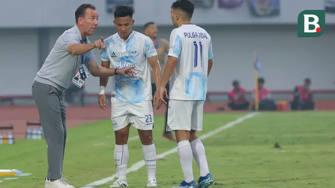 Pelatih PSIM Yogyakarta, Jean-Paul van Gastel pada laga kontra Persita Tangerang pada pertandingan pekan kesembilan BRI Super League 2025/2026. (Muhammad Iqbal Ichsan/Bola.com)