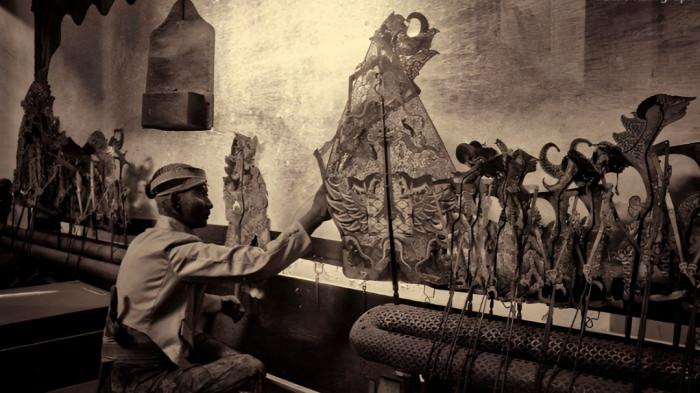 DALANG- Ilustrasi seorang dalang tengah memainkan wayang. Setiap pertunjukan wayang diselingi dengan cerita-cerita pewayangan.