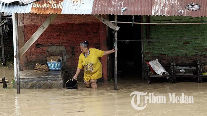 BANJIR RENDAM PERMUKIMAN WARGA - Aktivitas warga korban banjir di Jalan Brigjen Katamso, Medan, Kamis (29/10/2026). Curah hujan yang cukup tinggi menyebabkan air Sungai Deli meluap mengakibatkan permukiman warga terendam banjir.  