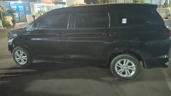 Barang bukti mobil driver taksi online dirampok di Tangerang. (Liputan6.com/Zahraa Devana).