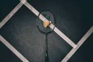 Saque no Badminton
