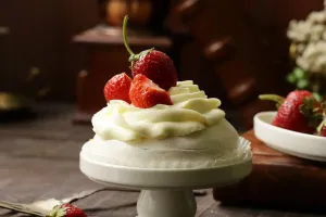 Cách làm bánh Pavlova dâu