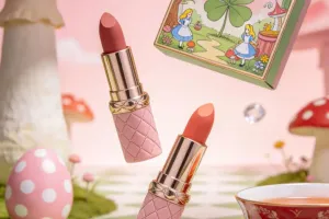 Chọn son đỏ cổ điển