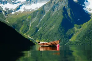 Keindahan Danau Lovatnet