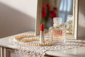 Son môi đỏ không thể thiếu