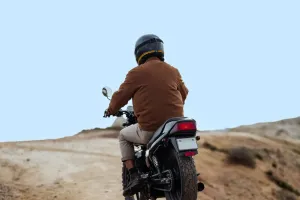 Lái xe trên đồi