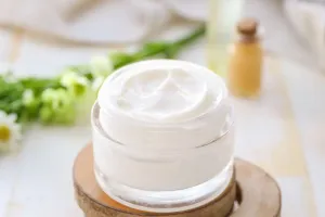 4 món chăm sóc da đi du lịch