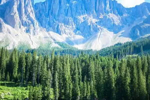 Danau Pelangi di Dolomit