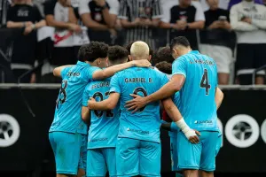 Flamengo cola no líder